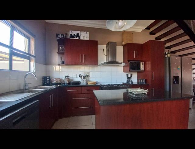 3 BEDROOM TOWNHOUSE TO LET IN SHELLYVALE
